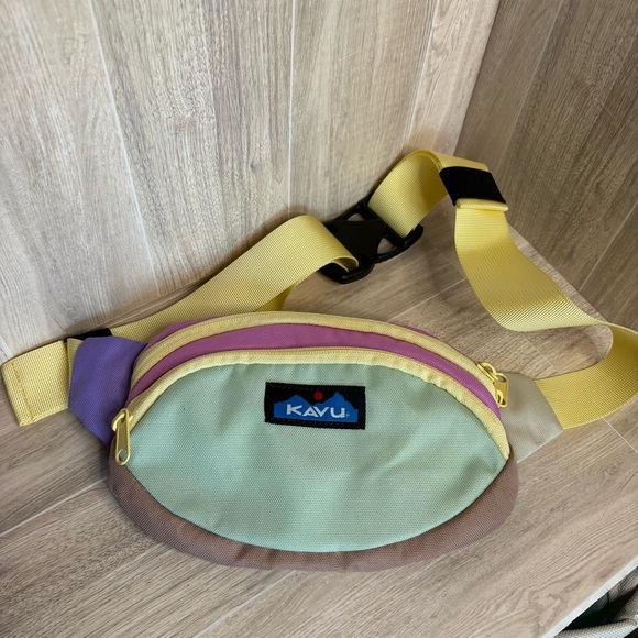 Kavu Spectator Fanny Pack Gem Crush Cross Body Day Bag Spectator Pastel - Picture 7 of 10